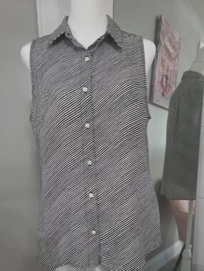 BANANA REPUBLIC Sleeveless Black & White Diagonal Stripe Button-Front Shirt